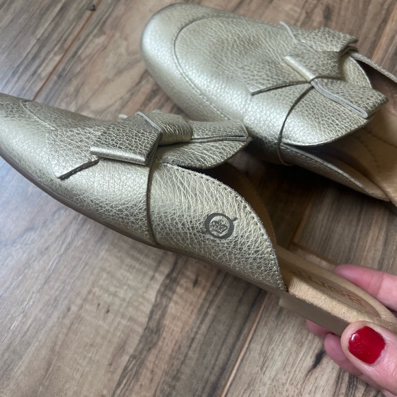 Born ✨Gold✨leather Mule Slip On Flats with Bow Detail Size 7 - Picture 3 of 8